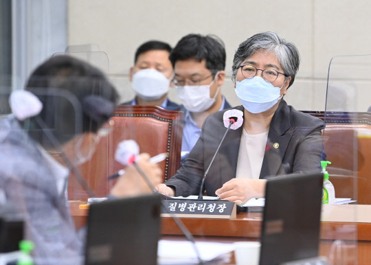 정은경 질병관리청장이 13일 오전 서울 여의도 국회에서 열린 보건복지위원회 전체회의에서 의원 질의에 답변하고 있다. 연합뉴스